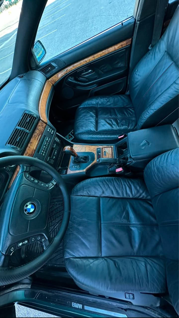 BMW e39 528iA  kit M 1999
سڵاو هاوڕێیان  ئه‌م سه‌یاره‌ بۆ فرۆشتن " مه‌كینه‌ 28 تاك دیجیتاڵ تۆماتیك  ده‌بڵ گێڕ سه‌یاره‌كه‌ علوجه‌ فول مواسه‌فات  كامل كراوه‌ به‌ M"sport و چوار ویل و تایه‌ی M18 ی خاوێنی له‌سه‌ره‌ سڵایت شوشه‌ كوشن جڵد كوشن كاره‌با كوشنه‌كان بێ دڕاوی كاره‌بایه‌تیه‌كه‌یان مه‌زبووته‌ به‌رگه‌ سه‌خفی ڕه‌ش گێڕ  و  مه‌كینه‌ و موسو بڕاوه‌ ده‌عم و لێدراوی به‌شه‌رت عام بۆیاغه‌ بۆ جوانی توندو تۆڵه‌ چركه‌ی تێدا نییه‌ " بۆ زانینی نرخ یان نه‌مه‌ بێره‌ یان ته‌له‌فۆن بۆ ئه‌م ڕه‌قه‌مه‌ بكه‌ شوین رانیە
*********** رانية, السليمانية
