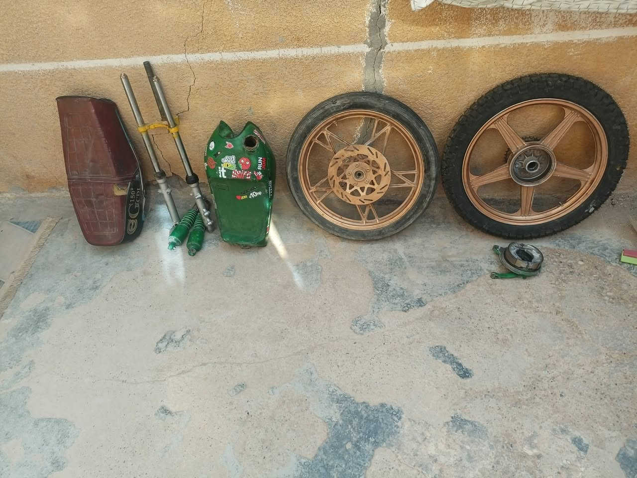 سلام عليكم غراض تفصيخ البيع
ويله زوج نضيفات لون ذهبي ابيع بدون تواير 60
كشن وتنكي ودبلات خلفي 40
وتخم براغي +دبلات دسك شرط شغل وماشه مامي ب30
(تاخذهن كلهن حسبهم لك برخص )مكاني بغداد نهروان رقمي ***********
