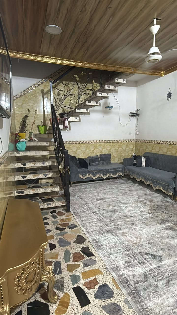 دار للبيع ركن  حي قاهره ثانيه خلف التربيه مساحه 220    ***********
