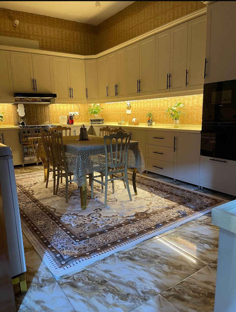 بيت للبيع البصرة ياسين خريبط 
مساحة البيت 125متر طابقين توجد ثلاث غرف ملاحضة لاتوجد غرفة في الطابق العلوي 
البيت كامل مع الاثاث السعر 350مليون للتواصل *********** Singapore
