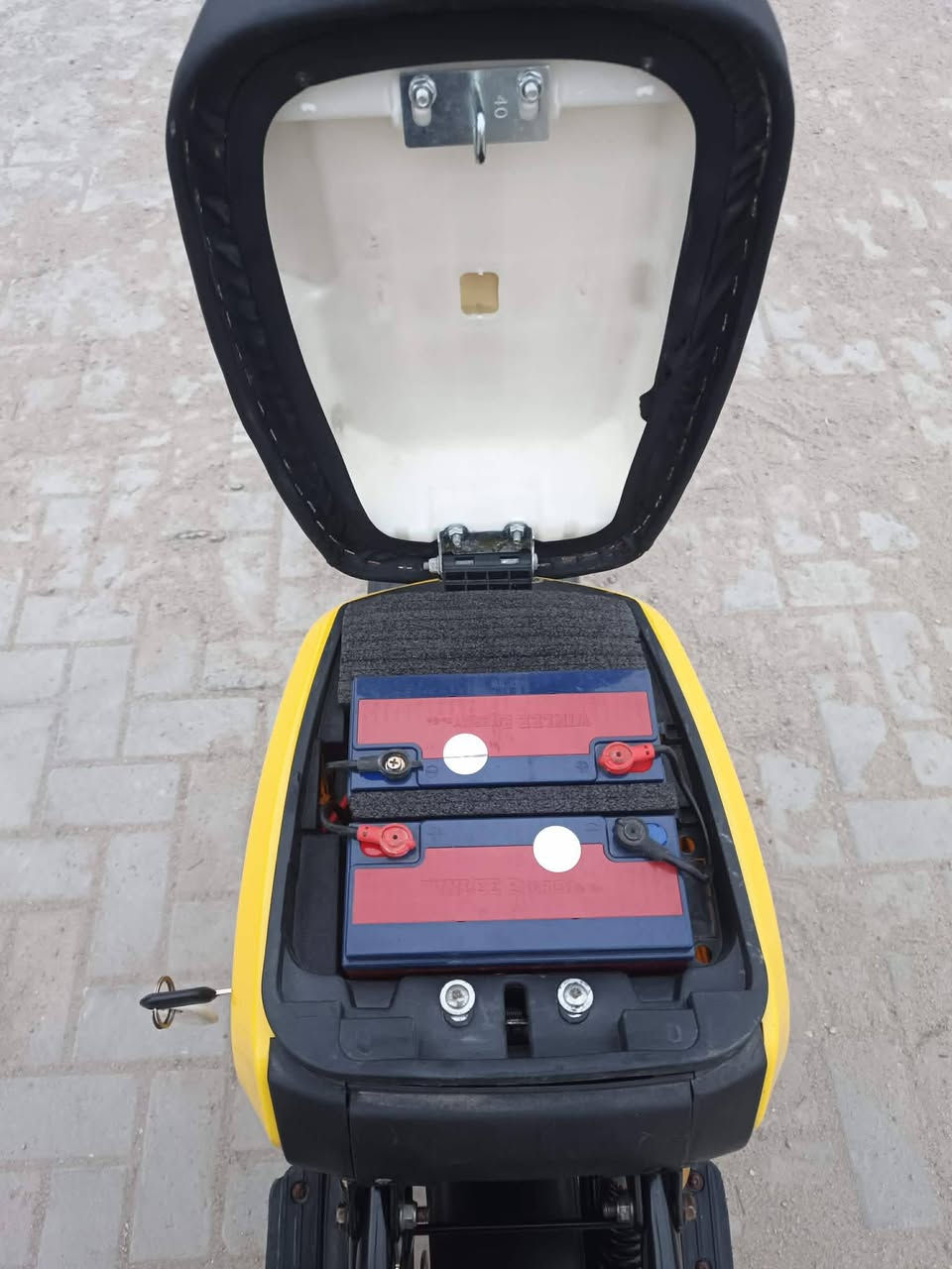 السلام عليكم
ار 9 مديل 26 لون اصفر 
5 بطاريات دبل حجم كبير 26 امبير وينلي  
4نمر سرعه 109 سرعه حقيقيه 70 
شاحنه الاصليه كهربايات كلهه شغاله لايت عالي وناصي دبل اشاره اشاره يمنه ويسره وياها سويجين وبصمه وكارت  السعر 450 بيع مستحجل 
واتساب ***********
عوان بصره  حيانيه شارع التاميم على شارع القائد
