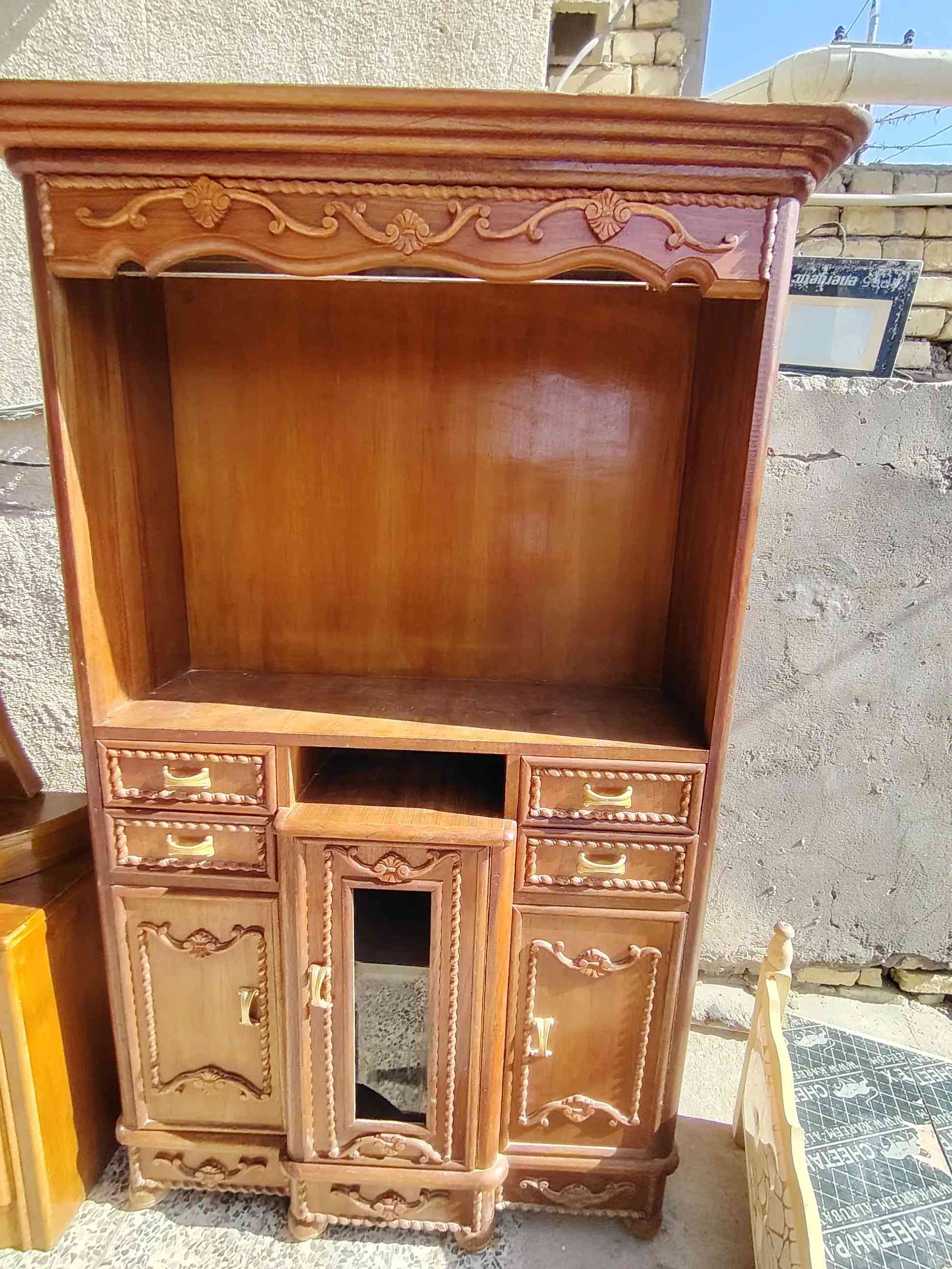 مناااااسب جدااااا  غرفة اخشاب صاج داخل وخارج 6 بيبان طابقين ظهر جرجوبة نظافة عالية ب 650 + معرض بلازما صاج تسكام ثقيل نظيف ب 50 ألف + سرير نفر دوشمة جلد ب 35 ألف *********** العمارة حي العسكري نهاية سايدين حي الفنانين 
