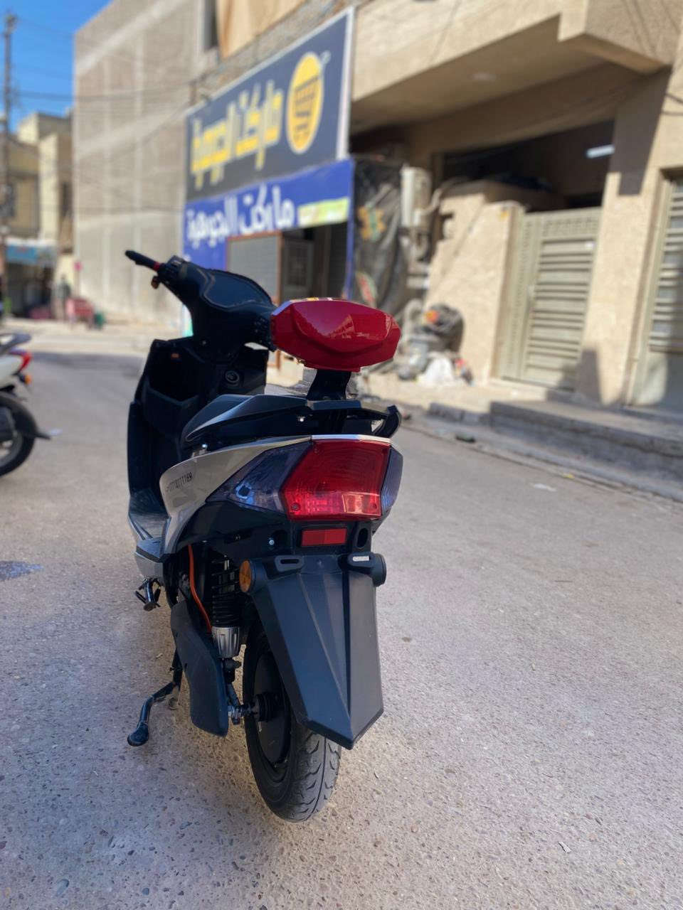 دراجه شحن عدي سكنس جديده فول صار سبوعين من أخذته كارتون بيدي شديته )(***********)واساب فقط 
ست بطاريات ضمان ٣اشهر
بريك دسك 
دبل هايدروليك
نضام تشغيل عن بعد 
نضام ثلاث سرعات
لايت ثلجي عالي ناصي
دبل هورن دبل إشاره كله شغال 
ملف 2500 
سرعته الحقيقيه 70
تمشي 65كيلو متر حقيقي
