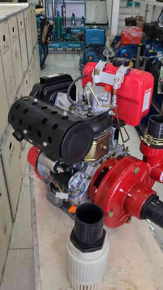 مضخة ماء (حريق) 15 حصان 3×3
تُعرف هذه الوحدات بكفاءتها وأدائها الموثوق، لا سيما في تطبيقات الري الزراعي ونقل المياه عالي الضغط. 

●الميزات والخصائص الرئيسية:
نوع المحرك: محرك ديزل 15 حصان أحادي الأسطوانة، رباعي الأشواط، مبرد بالهواء 
●التطبيقات: تُستخدم بشكل أساسي في الري الزراعي، ومكافحة الحرائق، ومواقع البناء، وتصريف المياه.
●الأداء: تتميز بقدرات ضخ عالية، مع ارتفاع شفط يصل عادة إلى 8 أمتار، وضغط إجمالي (Total Head Lift) يختلف حسب الموديل (يتراوح عادة بين 72 إلى 92مترًا أو أكثر).
●نظام التشغيل: تأتي عادةً مع خيارات تشغيل يدوية (Recoil start) أو كهربائية (Electric start). 
للإستفسار مراسله واتساب 
***********
يوجد توصيل جميع المحافظات
