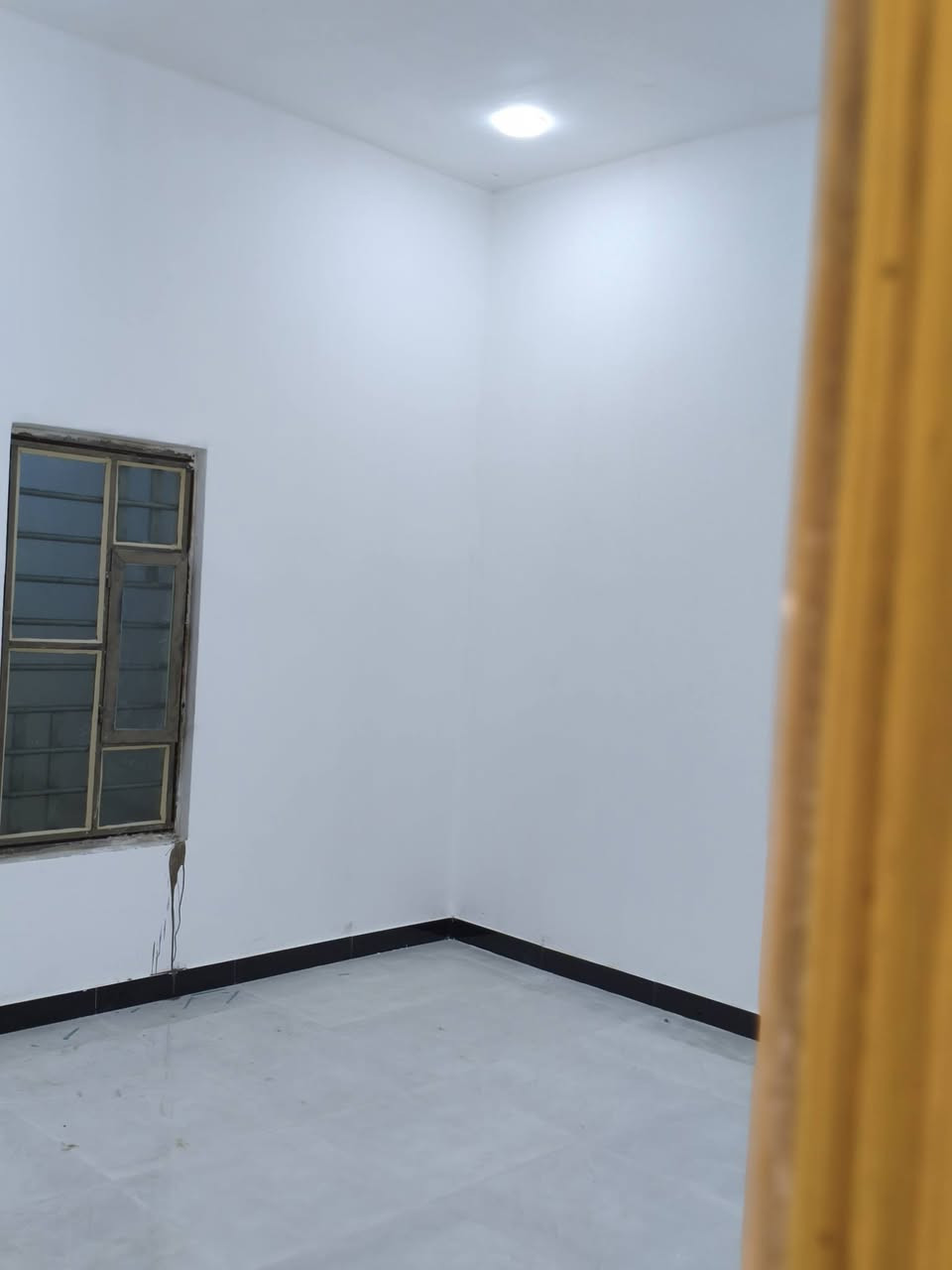 سلام عليكم دار سكن للبيع طابو زراعي بسم عراقي بصره ابو خصيب قرب محكمة حي العسكري
مساحت الدار 170يتكون البيت من غرفتين نوم وصاله ومطبخ وحمام وديوان وكراج بيت بناء جديد ومرتب استفسار ***********
