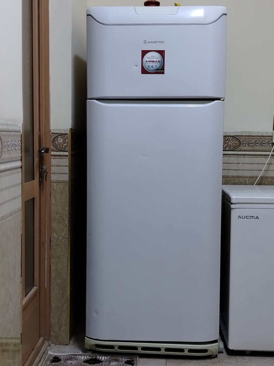 ثلاجه نضيفه. لبيع سعر 350 بيه مجال رقم التواصل *********** 
***********
