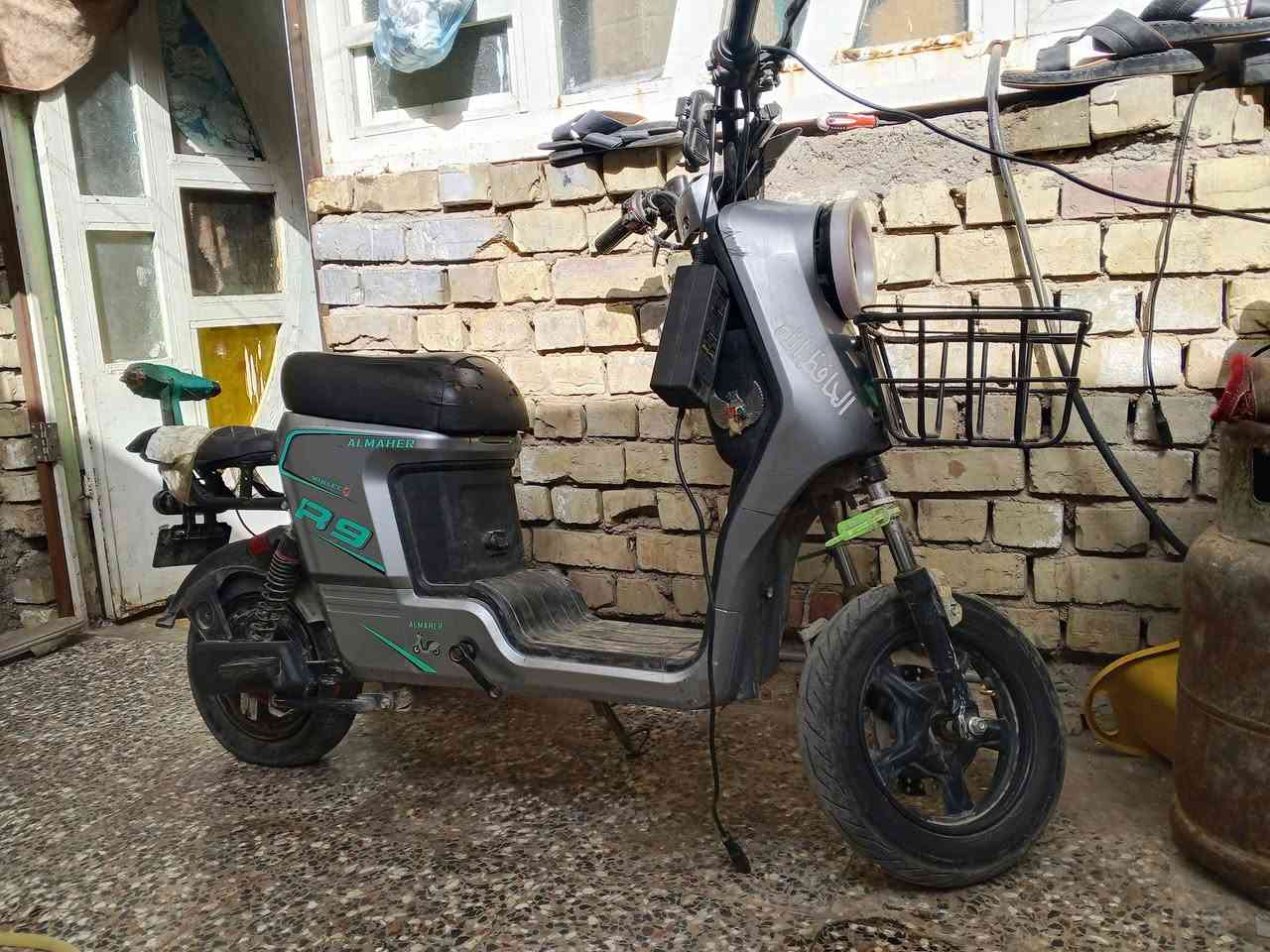 سلام عليكم دراجه شحن للبيع r9 نقصه جاملغ وتجوه خلفيه وهورن فقط دراجه كلشي بيه شغال السعر 300بيهاا مجال مكاني بغداد الشعب ***********
