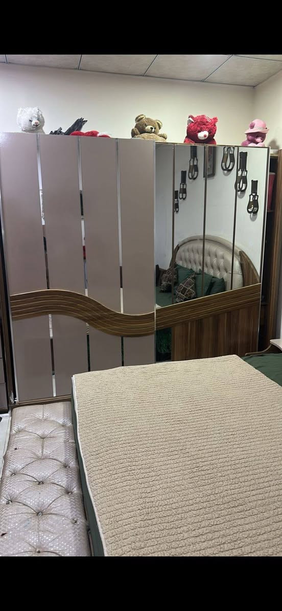 مسا الخير غرفه تركيا للبيع 9 قطع مستعمله قليل سعرها 300 وبيها مجال عنواني كركوك حي نداء
***********
