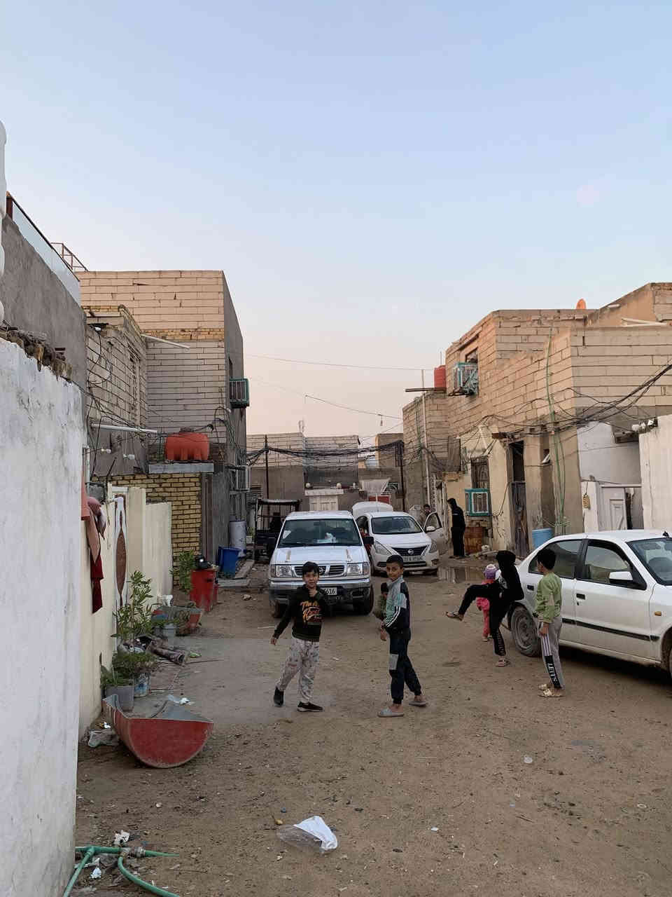 سلام عليكم بيت للبيع العنوان شارع المطار زراعي حي ميسان عامود 242 مقابيل العسكري قرب مضيف ال شبل منطقه متكامله من كلشي خدمات عامه مساحة البيت 60 متر يحتوي على مطبخ واستقبال مفتوح على المطبخ وحمام وتواليت منفصل وغرفه كبيره ومنور صغير وبيتونه وشارع زين عريض وجيران ورود للتواصل على الماسنجر أو الواتساب رقم *********** السعر 22 وبي مجال ويرهم إقصاد بمقدمه زينه
