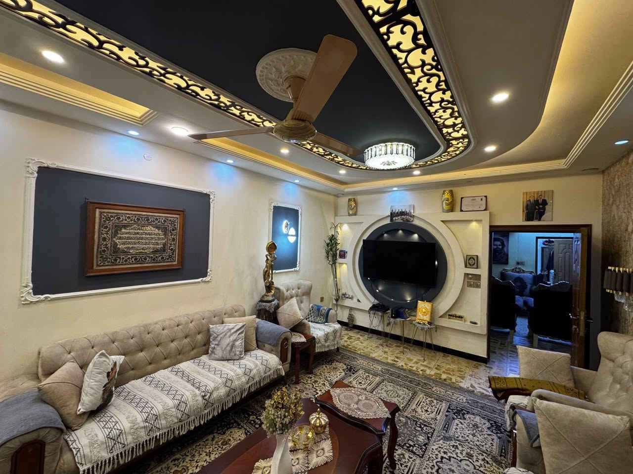 السلام عليكم
دار للبيع ١٥٠ متر طابو ملك صرف سكني 

حي المواصلات 

الواجهه ٧،٥ نزال ٢٠

الطابق الاول 

غرفه واستقبال وهول ومطبخ وصحيات ٢ ومناور ٢ وكراج 

الطابق الثاني 

٣ غرف وهول وحمام 

الطابق الثالث 

هول حولي وغرفة وسطحين 

البيت بناء الالفينات نظيف كلش وتجديد وديكورات ٢٠٢٠ 

يحتوي على مطبخ تركي موضح بالصور 

السعر ٣٦٠ مليون وبي مجال سعر مناسب جدا موقع ممتاز قرب شارع الضغط 

للاستفسار الاتصال 

***********

***********
