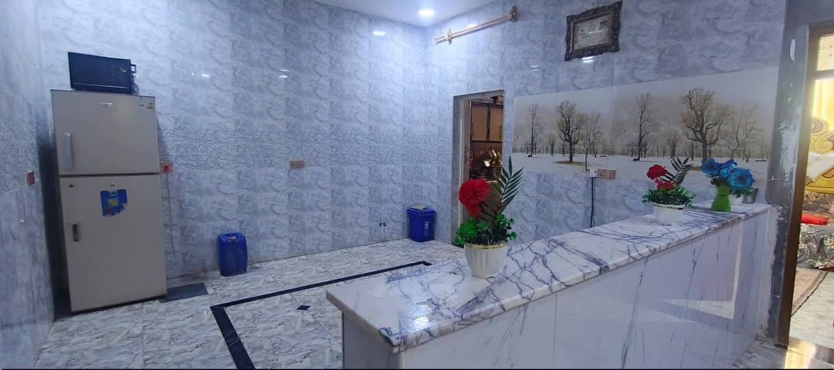 بيت طابو صرف المساحه 200واقع حال 300 للبيع  بي استقبال وصالتين وغرفتين ومطبخين حمام داخلي وحمام خارجي وحديقه شبابيك الغرف مطلات على  الحديقه يعني موعلى منور لافايده ولازايده بس اسمه شباك ستاره الصطح اشتايكر كامل بناء 2023 الشارع مالته عرضه 15م حرف T وشارع ثاني خلف البيت من جهة الحديقه يعني البيت اله وجهين يرهم ينقسم بيتين المكان ناصريه حي الصحفيين بين كلية الامام الكاضم والسجن الاصلاحي السعر 180مليون وبي مجال البيت ساحب علي قرض اسكان مطلوب تقريبا 65مليون يكطع الطلب وهو يسدد 330 بالشهر وينطيني الباقي
***********
