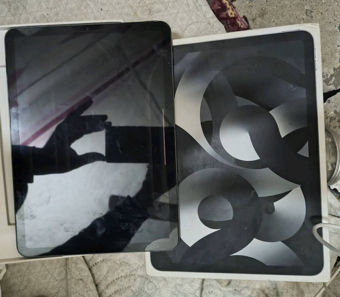 ايباد air 5 معالج m1 المعروف باادائه الخارق نظافة ٩٧٪ ذاكرة ٦٤ بطارية ثمانينات وياه شاحنة وكارتون بصمه إصبع متوقفة فقط سعر ٤٥٠توصيل متوفر أو مراوس بايباد حسب القناعه