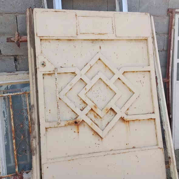 السلام عليكم بوب وشبابيك باب خارجي شياج وباب هول طلاكه وربع وباب استقبال طلاكه شبابيك عدد 3نضيف هوه وجام بس واحد مابيه جاب وهنكلاين عدد 11طول مترين اكو متر ونص مكان السده الهندية العلكايه الشارع الخير للعلم غراض توني فلشتهن هاص موجود او انتصال 0773 915 0187
