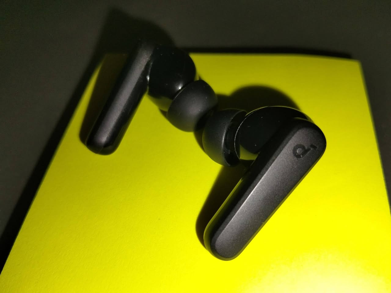 ايربود انكر R50i
soundcore R50i

استعمال شهر واحد 
الكيس (علبة الشحن) مالتها وكعت بالسيارة بقن بس ذن عندي 
الي عنده كيس لبيع او يشتريهن بالحالتين يمشي الوضع

الاستفسار خاص 
او واتساب :
***********
