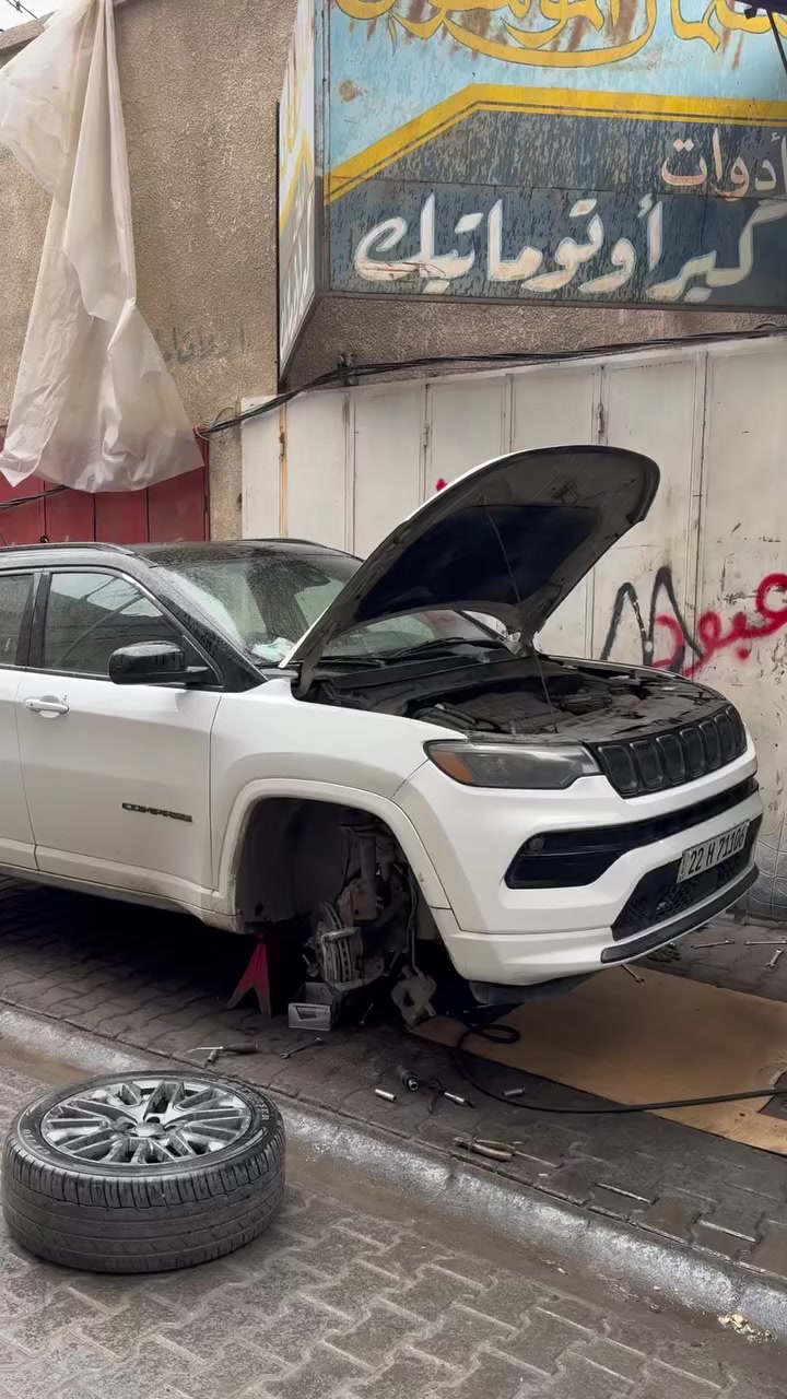 السلام عليكم اخواني أعضاء الكروب المحترمين،

حبيت أشارك تجربتي وياكم للفائدة. اني مثل باقي الشباب عندي سيارة كومباس وكنت محتار وين أروح أبدل وأفتح الصدر مالتها حتى ما أتعرض للتحايل.

الحمد لله تعرفت على الأخ حسين رباح، شاب مؤدب وشغله نظيف ومرتب ويعطي نصائح صادقة. اليوم رحتله رغم المطر، وما قصر أبدًا وبقى وياي لحد ما كمل الشغل بالكامل.

حبيت أنقل تجربتي للناس حتى يستفادون. أسأل الله يوفقه ويرزقه.

الأخ: حسين رباح
📞 0771 149 4731
