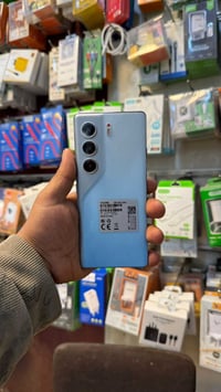 تكنو كامون 40  برو 5g ذاكره ٢٥٦ رام ٨ نظيف جدا ملحقات كامله سعر ٢٥٠ ٠٧...