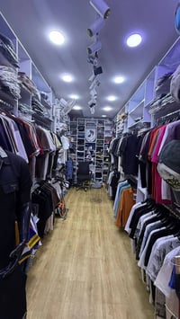 محل كامل للبيع ( ملابس رجاليه ) العنوان / بغداد ، الشعب ، مقابيل الإطف...