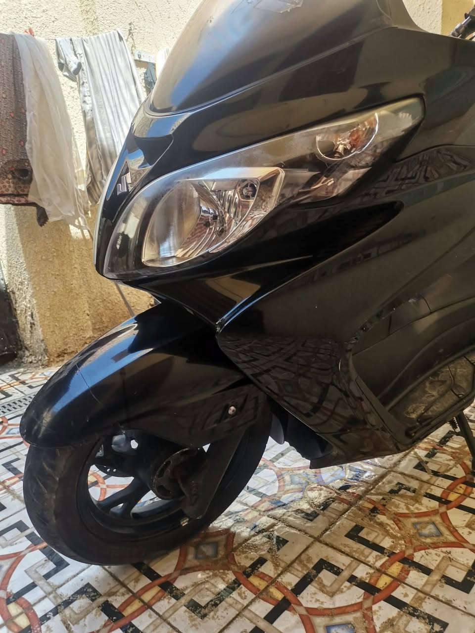 سكاي ويف بصمه نقصها فقط جويتر قيم باليرضي الله واخذها
مكينه برغي ما مفتوح بيها 
الدراجه حاويه مال وكيل.. مكاني ديوانيه عفك
***********
