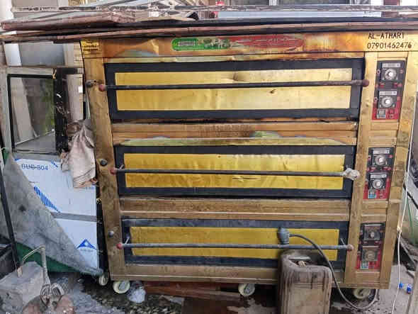 فرن البيع يحتوي على معمل كيك وفرن كهربائي وفرن حجري ال كهربائي شغلة جيس الحجري شغالة 100طالولي  التواصل والاستفسار عل هاذا الرقم ***********
