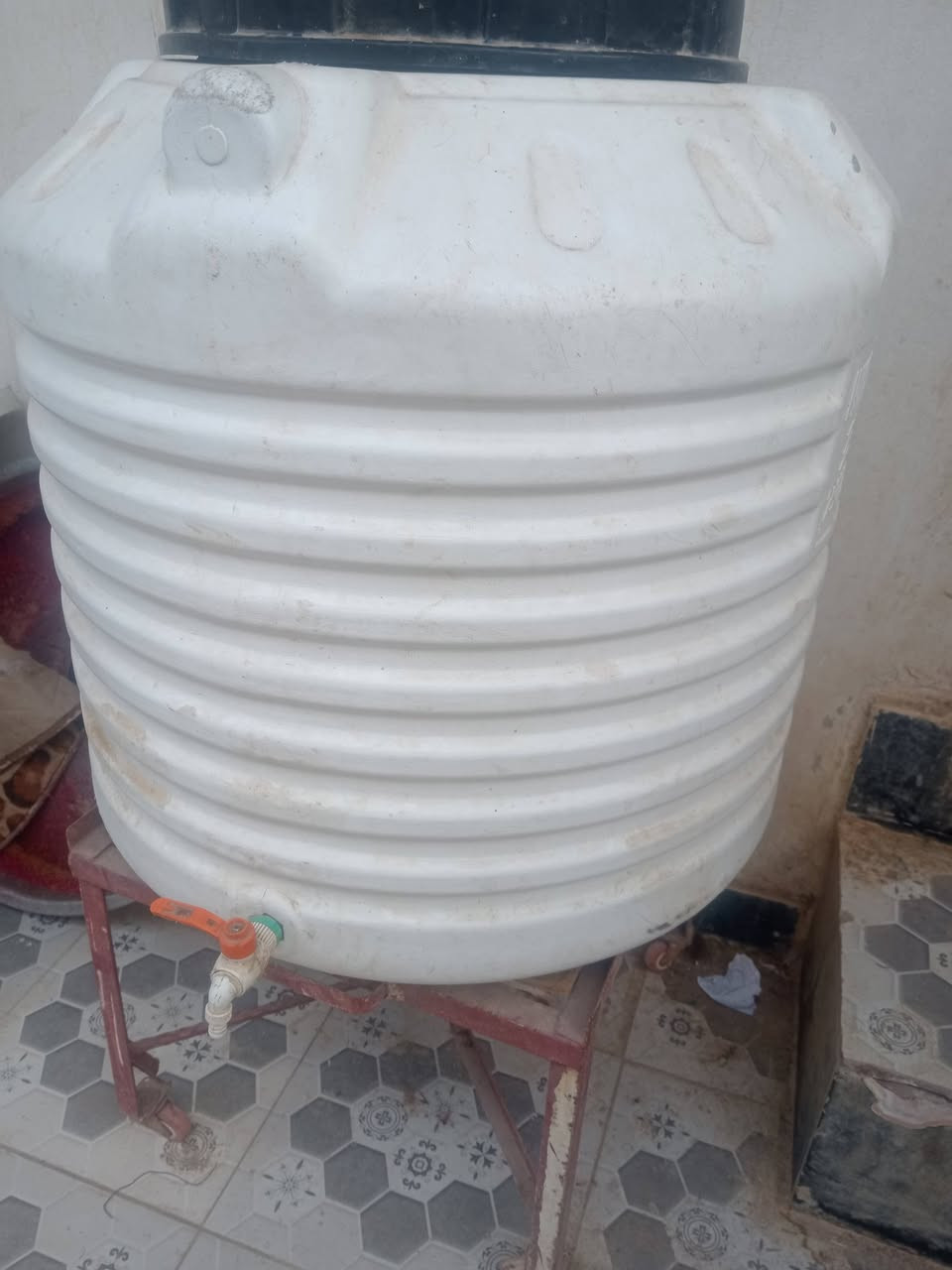 مظخة الف لتر بالساعة شغالة بحالة جيدة انتاج ١٥٠٠ بالساعة املاح ٣بالمية بيها تانكيات ٣ابو ٢٠٠٠ وواحد ٣٠٠٠ وطنية ووياها ٦٠تانكي ابو ٢٥٠ وابو ٥٠٠  وسيارة ٩٤ نظيفة مشروع كامل المكان بعقوبة تريد بس المظخة تريد كلهن صاحبهن تعين وظلن الشراي يتصل ***********
