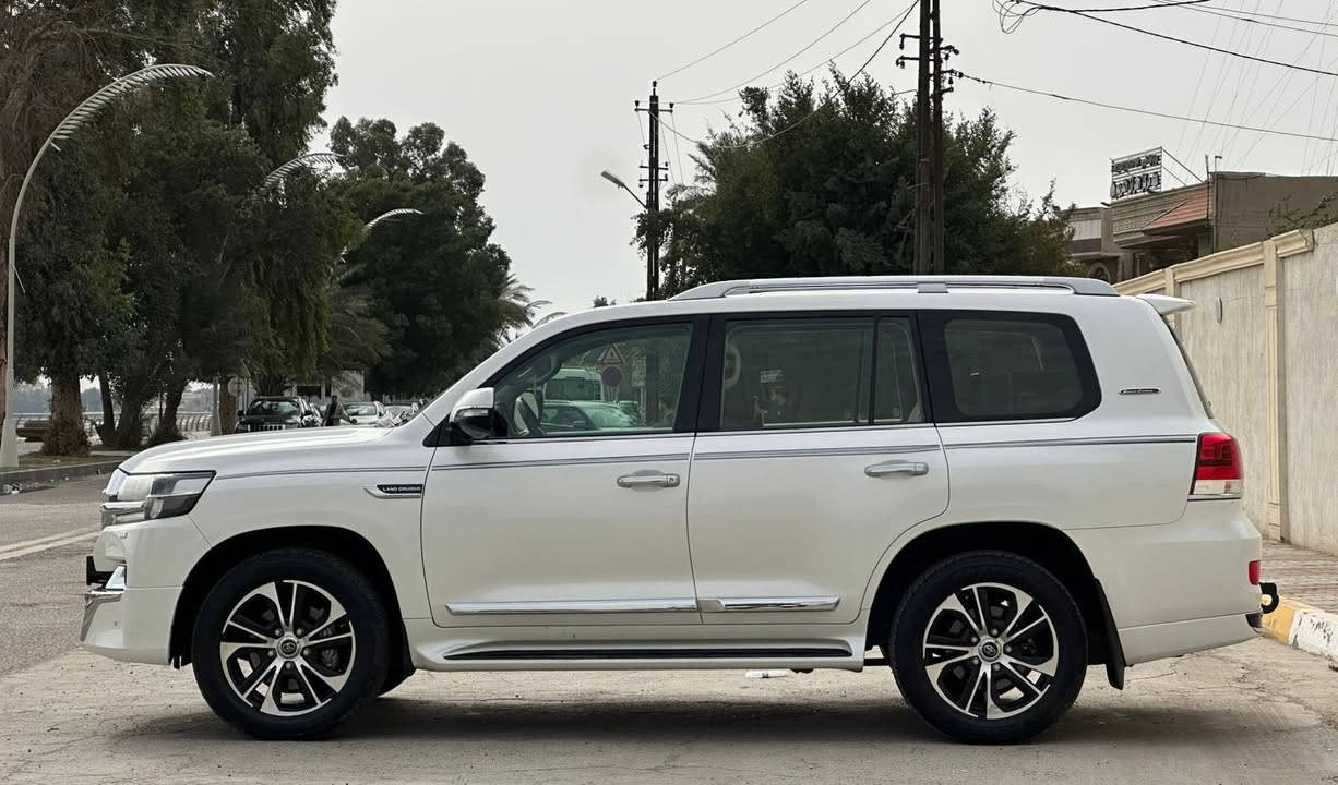 لاندكروز 2021 
بحريني فول مواصفات 
خليجي مكفول 
من كلشي 
ماشيه 68 
الف كيلو متر حقيقي 
كشنات جلد فتحه ثلاث شاشات 
ثلاث قطع تبريد صندوق كهرباء كاميرا خلفيه شاشه ابل كار بلي بلوتوث واي فاي خزن ميموري 
مري جانبيه كهرباء فورويل مودات قيادة ثلاجة 
تايرات دانلوب شادلها جديد  لايتات زنون ليد نهاري 
كراند تورنك شاشه ليزريه 
رقم اربيل تحويل مباشر 
السيارة جداً نظيفه استخدامها قليل مال بيت 
محرك 6 سلندر 4000 سيسي 
السعر رقم 1 رد تلقائي
مكان السيارة بغداد الكاظميه
***********
