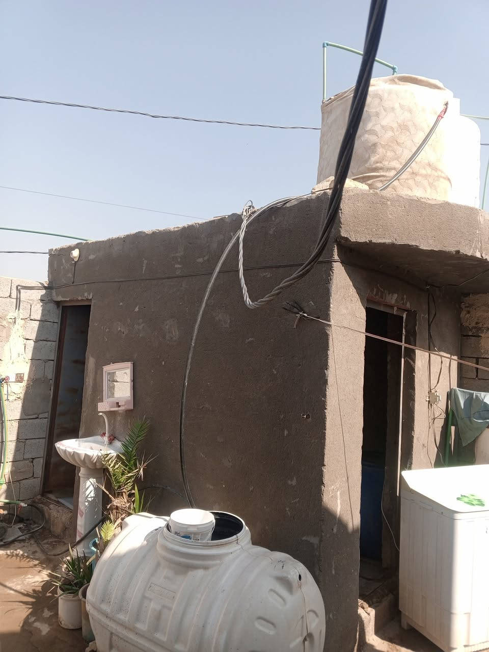 بيت للبيع  المساحه 200متر قرب رعد ابو سيراميك خدمات ماء وكهرباء سعر خاص رقم التلفون ***********
