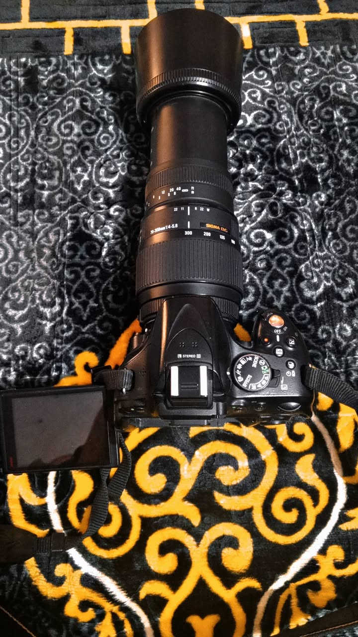 السلام عليكم 
نيكون D5200
كأمره نضيفة او صورتها حلوه 
الملحقات 
1 بدي 
2 حزام
3 بطاريه
4 شاحنه
6 زوم رياضي 300/70 سكما 
7 كارتون الكأمره 
نضافة الكأمره ٪ 100 
الكامره تخدم بتصوير المواكب_الحسيني_والعزاء
او نفس الوقت تخدم التصوير الرياضي 
التواصل اتصال على رقم ***********
مستعجل ع بيعتها 
الي مو شراي لا يتعبنه رحمه الله ولديكم
