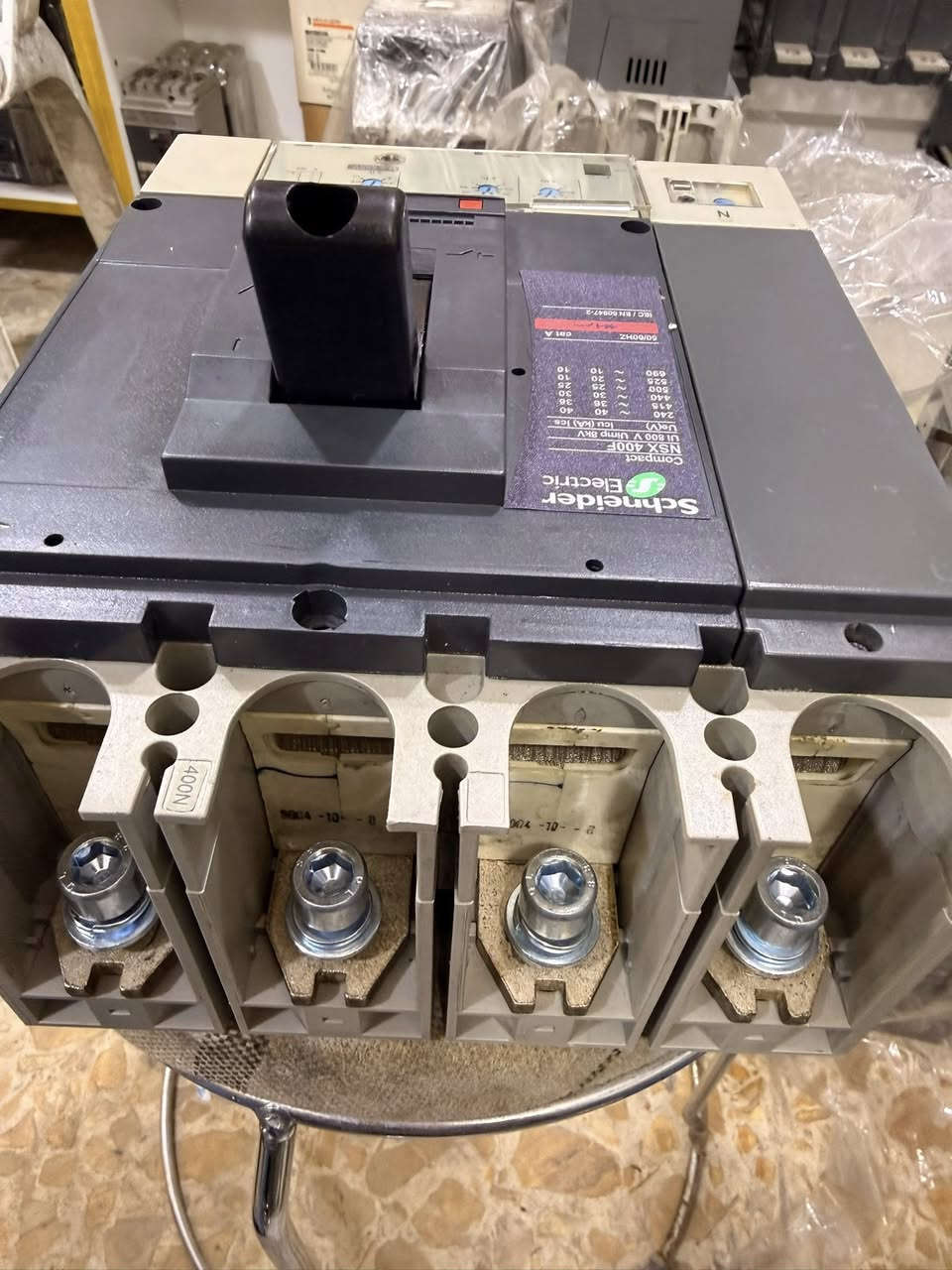 السلام عليكم تتوفر قواطع mg اصلي فرنسي 100A/160A/250A/ 400A/ 630A/ 800A/1000A/ ثلاثي + رباعي أتواصل ع رقم واتساب ‭٠٧٧٧ ٠٣٥ ٢٢٨٩‬
