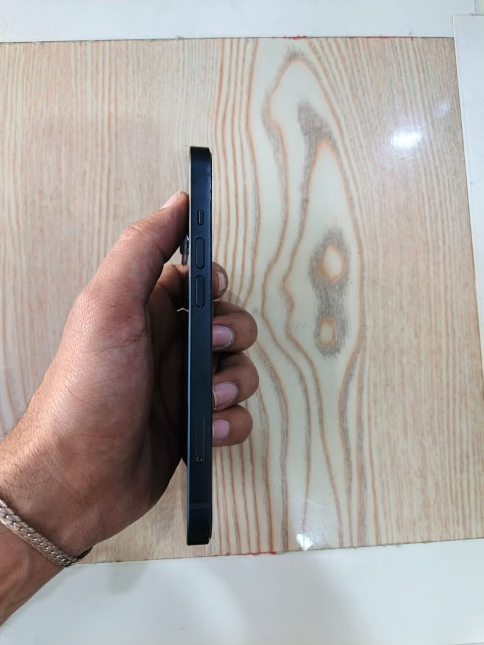 يفون 13 عادي ذاكرة 256 مصار ٣ اشهر من اخذتة  بعدة الوصل موجود  لا مفتوح ولا مبدل بي ايشي جيب وياك لي واحد يفحصة  وهذا الخدش هذا بل لزكة  وليس الشاشة  نظافة 95%  مكاني بغداد المنصور هذا رقمي *********** السعر 425000
