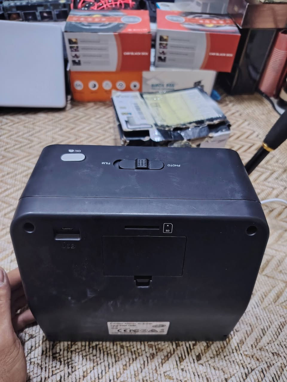 هذا الجهاز هو ماسح ضوئي محمول للصور والأفلام (Combo Scanner) بدقة 14 ميجابكسل.يتميز بشاشة LCD مقاس 2.4 بوصة تسمح بمعاينة ومسح الصور والأفلام (مثل نيجاتيف 35 ملم أو الشرائح) مباشرة دون الحاجة إلى جهاز كمبيوتر.يتضمن الجهاز فتحة لبطاقة SD لحفظ الصور الرقمية، ويمكنه أيضًا التوصيل بجهاز كمبيوتر عبر USB.
واتس 
***********
اليخدمه يطي سعر
