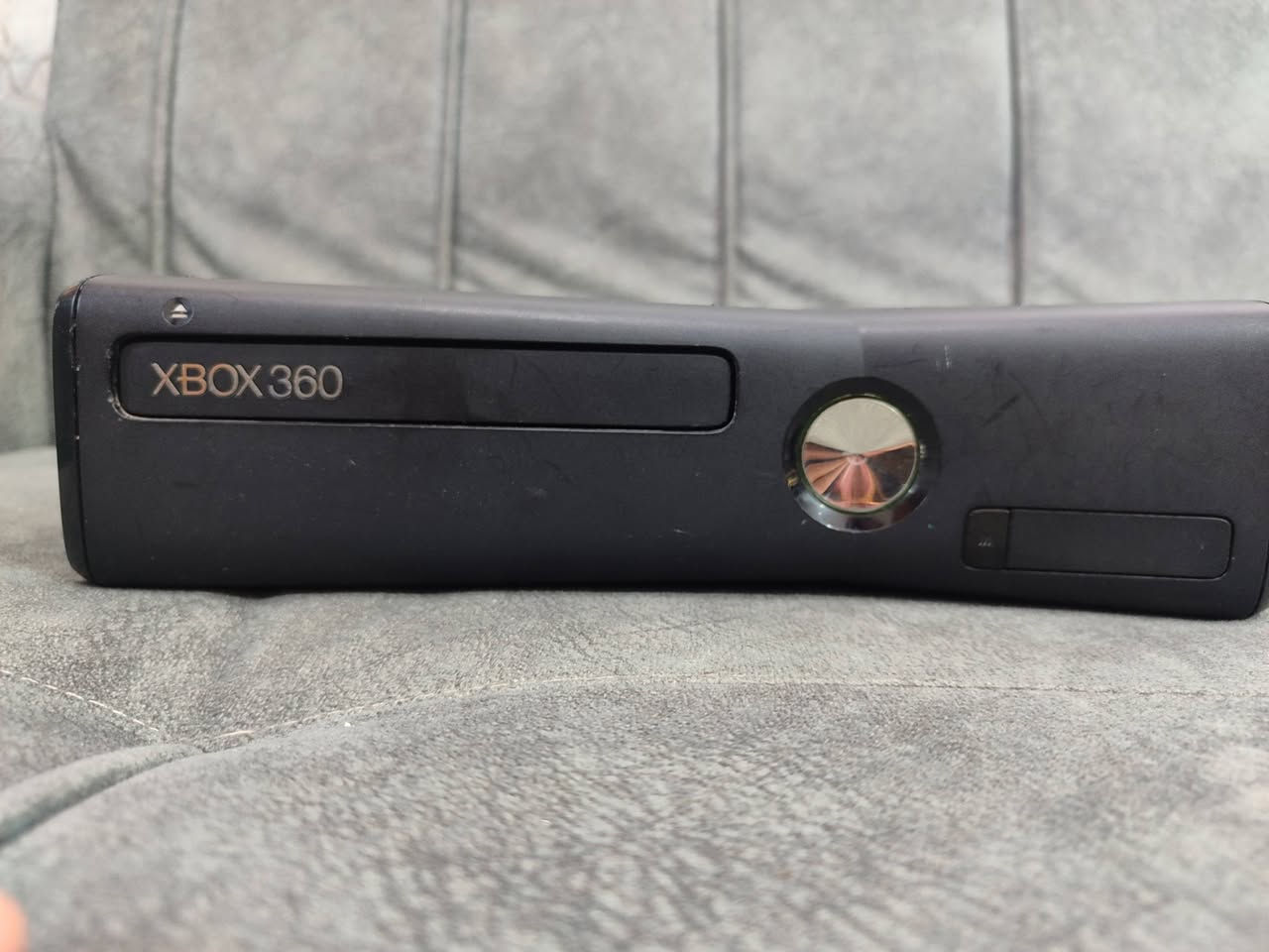 🌟 للبيع: أكس بوكس 360 (Xbox 360) "صيدة" لعشاق النظافة والألعاب 🌟
​الجهاز غني عن التعريف، أخو الجديد وبكامل ملحقاته الأصلية مع الكارتونة ماله (يعني مال بيت ومحافظ عليه جداً).
​المواصفات والملحقات:
​🎮 الجهاز بنظافة ممتازة وبدون أي مشاكل أو حرارة.
​📦 الكارتونة الأصلية موجودة مع كامل الوايرات والملحقات.
​🕹️ يديات تحكم أصلية ونظيفة (حدد هنا إذا يدة وحدة أو يديتين).
​التهكير والألعاب:
​🔥 الجهاز مهكر (جاهز ومتروس ألعاب).
​👾 يحتوي على 245 لعبة من أقوى وأحدث الألعاب (طوبة، حرب، سيارات، عالم مفتوح، ومغامرات).. يعني تاخذه وتشغل وتلعب مباشرة، ما تحتاج تصرف عليه ولا ربع دينار للتنزيل!
​السعر: 180 دينار عراقي (وبيه مجال بسيط جداً للشراي الصامل).
📍 الموقع: كربلاء المقدسة.
📞 للتواصل والاستفسار: (***********).
