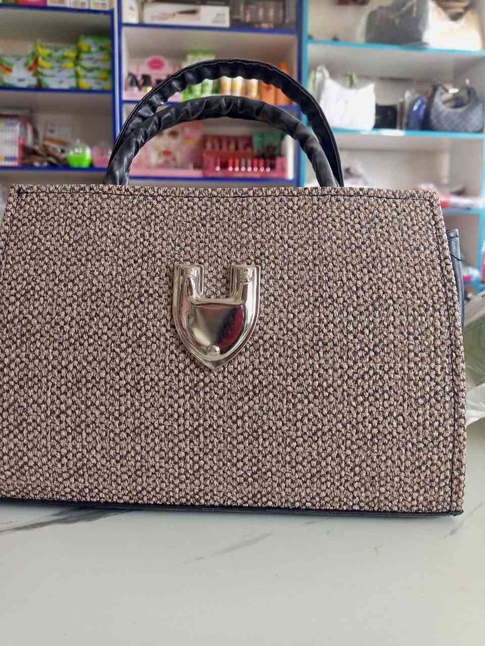 وصول وجبه جديده من الحقائب النسائيه بكوالتي مميز وبسعر ايضا مميز ومختلف4000 فقط لدى 
 مجمع الفرقان للتنزيلات 
توصيل متوفر


**إذا كنت صاحب هذا الإعلان وتريد حذفه لأي سبب، رجاءا أرسل رسالة إلى الدعم الفني**