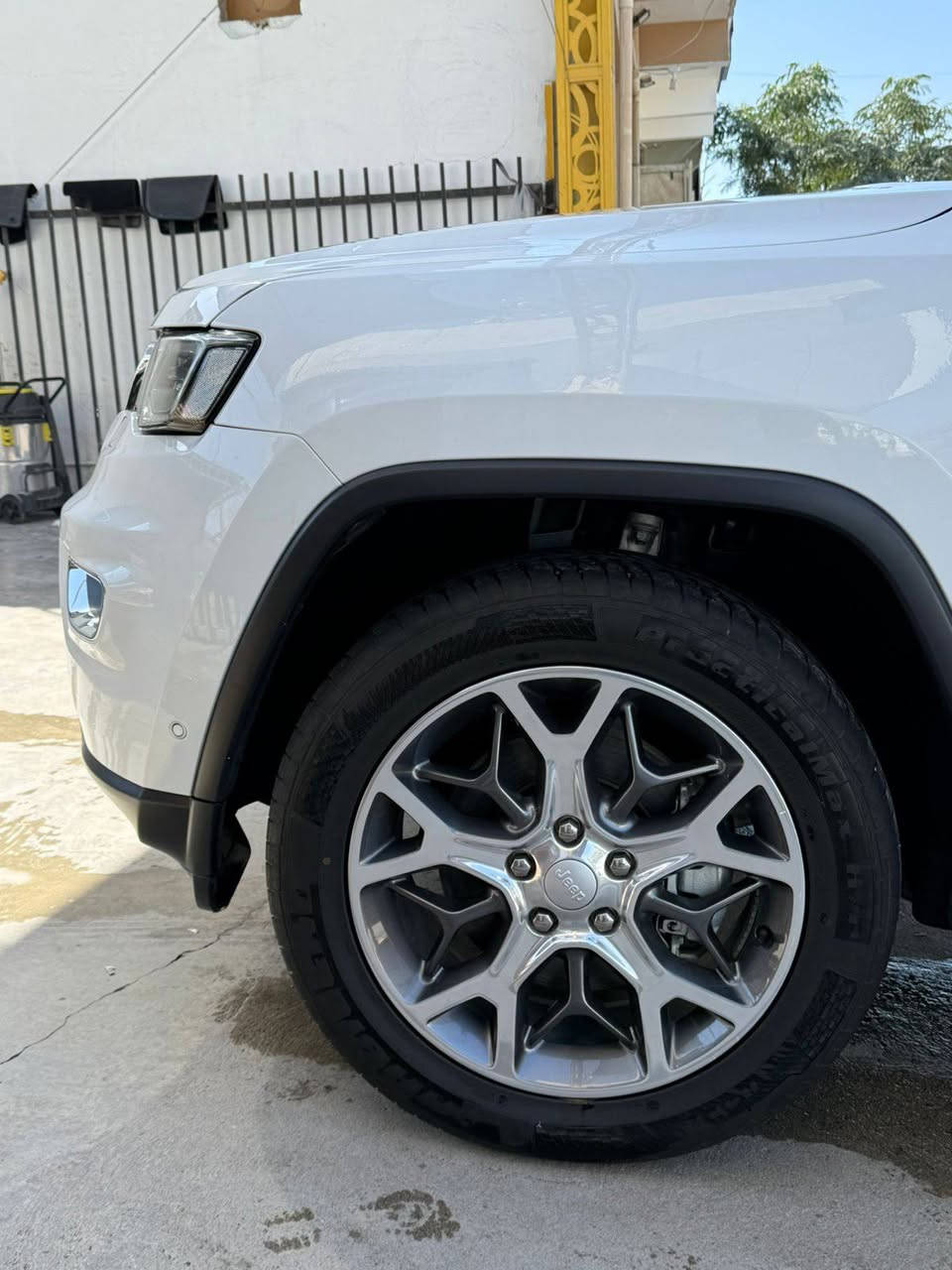 ***********
جیب لمتد مودیل 2021فول فول باسمي من شركة هارلم لحد الان بطاقة بنزين موجود .. بدون شخط بدون اي عيب بدون صبغ .. 
سعر 325 مجال كلش قليل .. 
استفسار *********** كركوك, العراق
