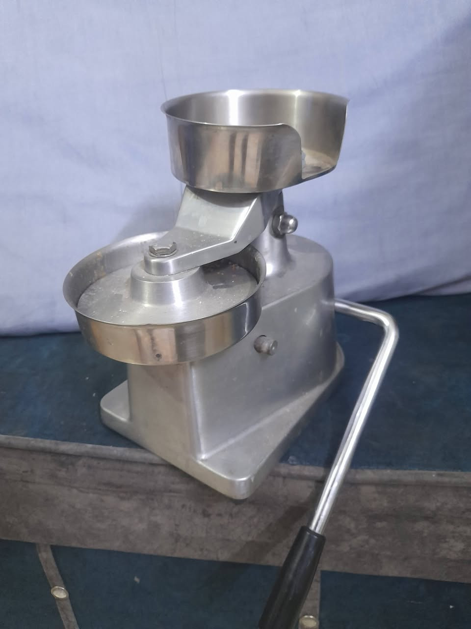 قالب بركر للبيع السعر 125 الف 
مكينة مثرامة حجم 22 السعر 275
عنوان بغداد حي العامل 
***********
