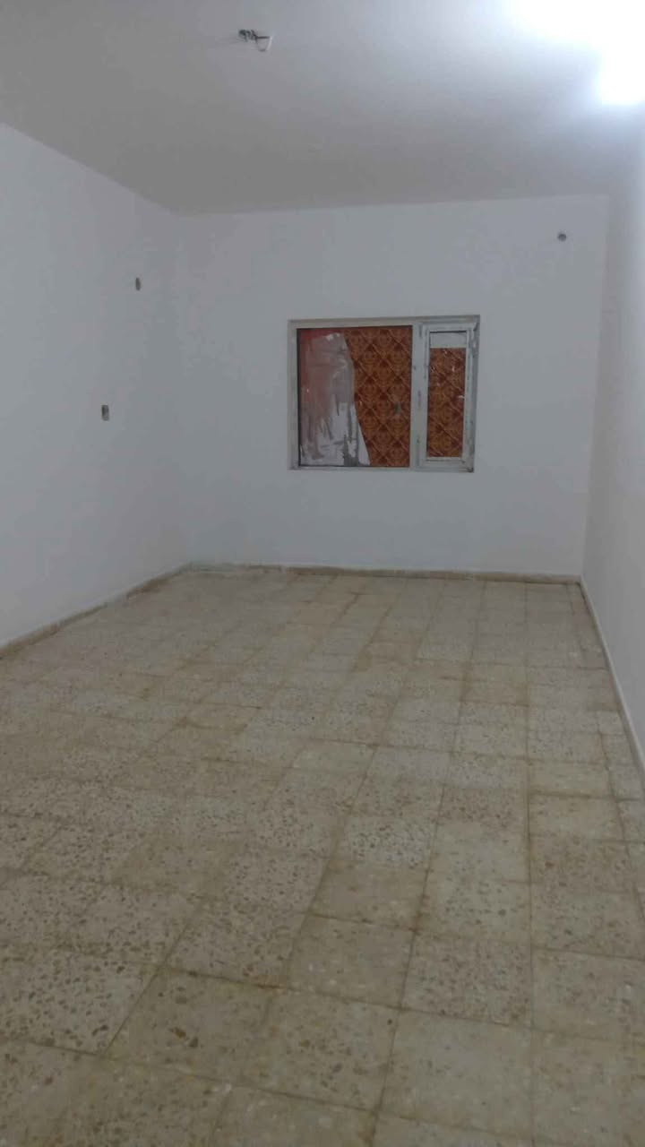 شقه لايجار في المعهد الفني مساحته ١٢٠ للإستفسار الاتصال على الرقم *********** عمارة, ميسان

