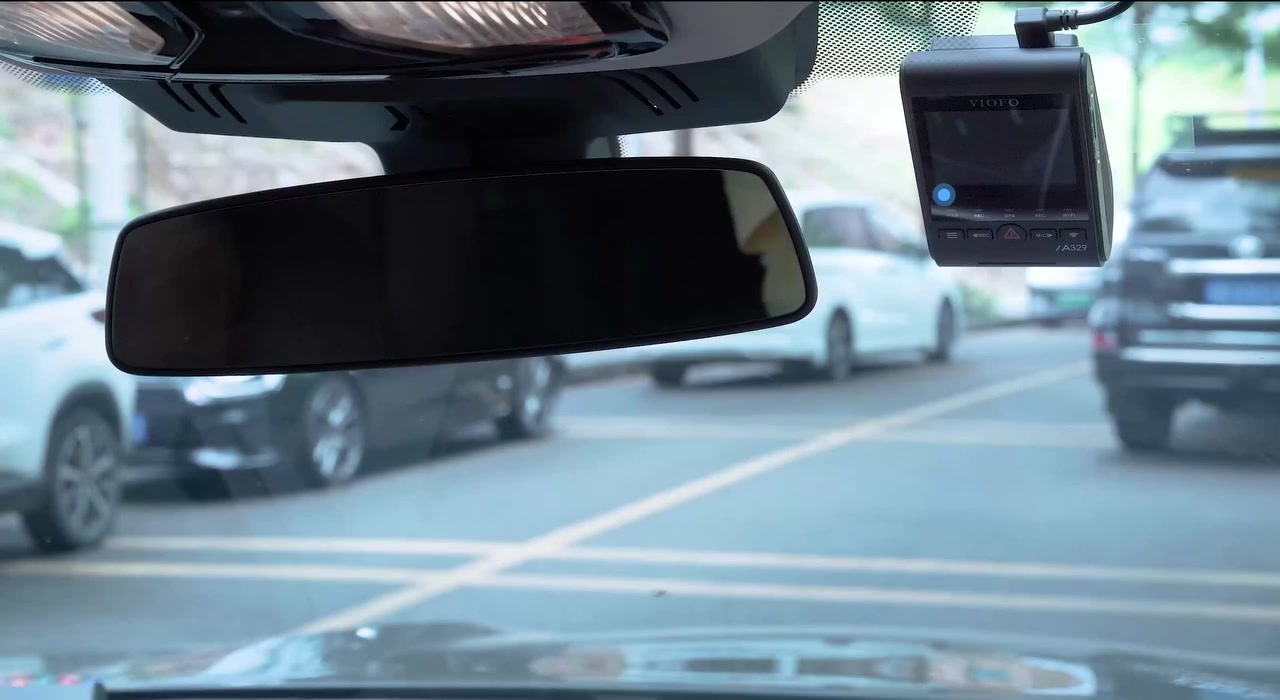 كاميرا VIOFO A329S جابتلك وضع Low Power Impact Detection.. الذكاء اللي يحرس حلالك:

سحبية صفر تقريباً: الكاميرا من تطفى السيارة، تدخل بوضع "نوم عميق" واستهلاكها للطاقة يصير كلش قليل، يعني لو تعوفها أيام ما تخاف على البطارية.

فزعة سريعة: أول ما الكاميرا تحس بأي طخة أو حركة قوية على السيارة، "تفز" وتشتغل بـ ثانيتين بس!

توثيق كامل: راح تسجل فيديو لمدة دقيقة كاملة، تصيد بيه رقم السيارة اللي ضربتك أو وجه الشخص اللي حاول يتقرب، حتى حقك ما يضيع.

تنام وأنت مرتاح.. الحارس الذكي واكف لسيارتك بالمرصاد! 🫡📸


**إذا كنت صاحب هذا الإعلان وتريد حذفه لأي سبب، رجاءا أرسل رسالة إلى الدعم الفني**