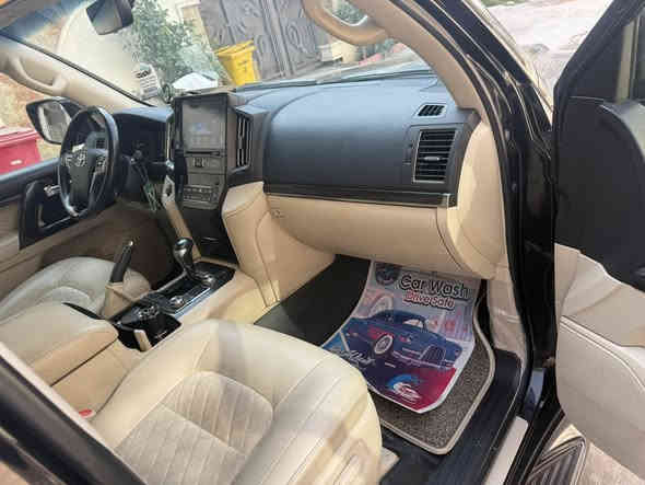 سلام عليكم لاند كروز 21 فطيم سياره جديده رقم مميز للبيع صار بيها شخط مو ضربه شخط جاملغ الامامي الايمن باب الخلفي الايمن وجاملغ الايمن الخلفي سعرها 51 علما السياره 8 سلندر جديده معنه الكلمه 
هاتف 
***********
