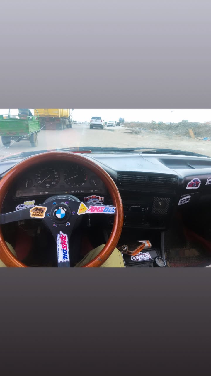 بي أم زعره السنوية جديدة صارلها 12 يوم بـأسم صديقي مصفره مامطلوبة الكهربائات كلها شغاله ماعدا العينه فقط الرون يشكل يصعد وينزل گيج الحماوه شغال
گيج البنزين شغال 
تخم سماعات السيارة بلاد حمرة مصبوغة جماليه صبغتها كلش حلوه المكينة والگير كفاله تخم تاير ويل كب رياضي لايت زنون هورن طاط يشگ الگاع مكانها بصرة السيارة احلى من الصورة 
السعر 37 بيها مجال للطيبين فقط


**إذا كنت صاحب هذا الإعلان وتريد حذفه لأي سبب، رجاءا أرسل رسالة إلى الدعم الفني**