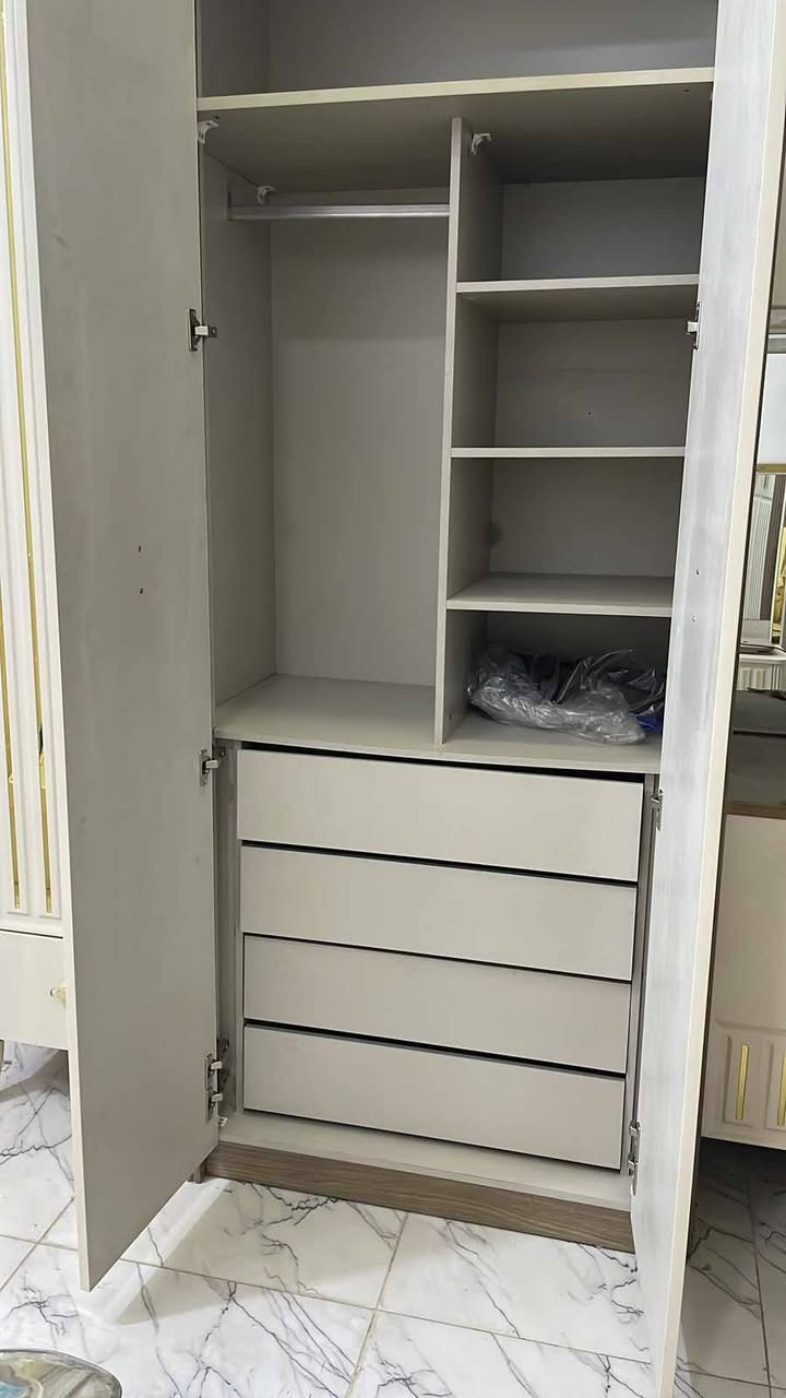 للبيع غرفة نوم تركية جديدة غير مستعملة بعدها بنايلون سعر الشراء مليونين و ربع والوصل موجود سعر البيع مليون ونصف وبي مجال للاستفسار ***********
