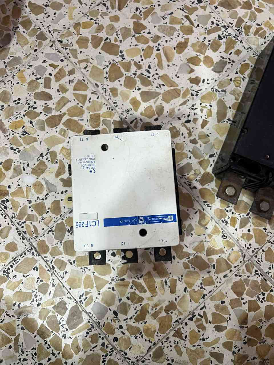 السلام عليكم
عندي غراض مال مولد 

وكونتكتر ابو ١٨٠٠امبير أمريكي اصلي مامشتغل   وجهاز لقط 
وعندي ٦ابو ٢٠٠امبير ٦قواطع  هم اسود اليحب يتصل ع رقم 
مكاني كوت عندي تواصل حسب التفاق 

***********واتساب
