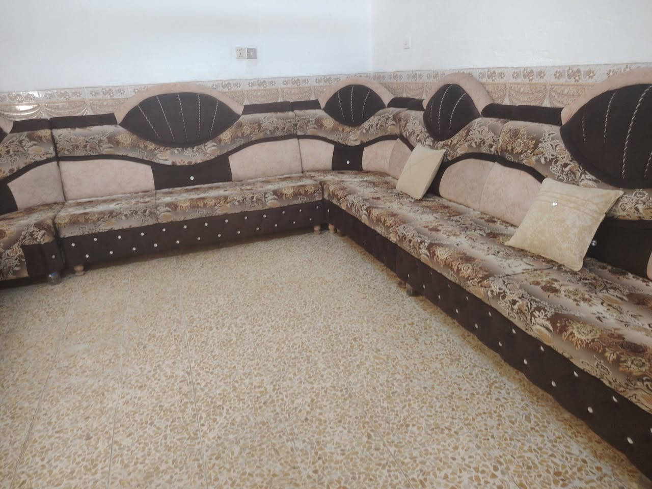 ديوان ١٢ مترللبيع اب شرط درجه اولى خشب عراقي زاويتين السعر ٨٢٥ الاستفسار على الرقم *********** وكورك ***********
