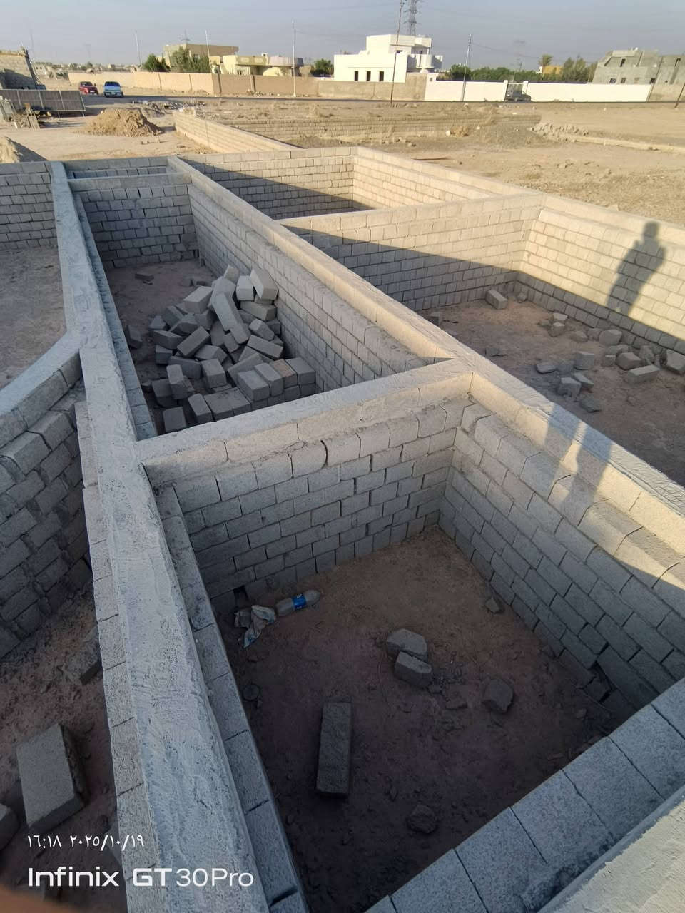 قطعة للبيع زراعي في منطقت اليوبي مقابيل القادسيه علا طريق سريع واصلها كل الخدمات كهرباء وماء وتبليط شوارع ومدرسه بتدائيت ومتوصطه 300متر واجهه 12/50ونص نزال 24
مقابل صيطرت ابو اعقرب  سعر 13مليون ونص وبي مجال للشراي 
المو شراي لا يخابر كلشي موضح بل فديو سعر القطعه قابل للتفاوض 
***********
***********
