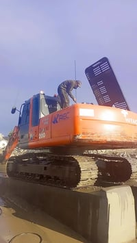 حفاره هيتاشي • ٢٠٠٥ • الرمادي