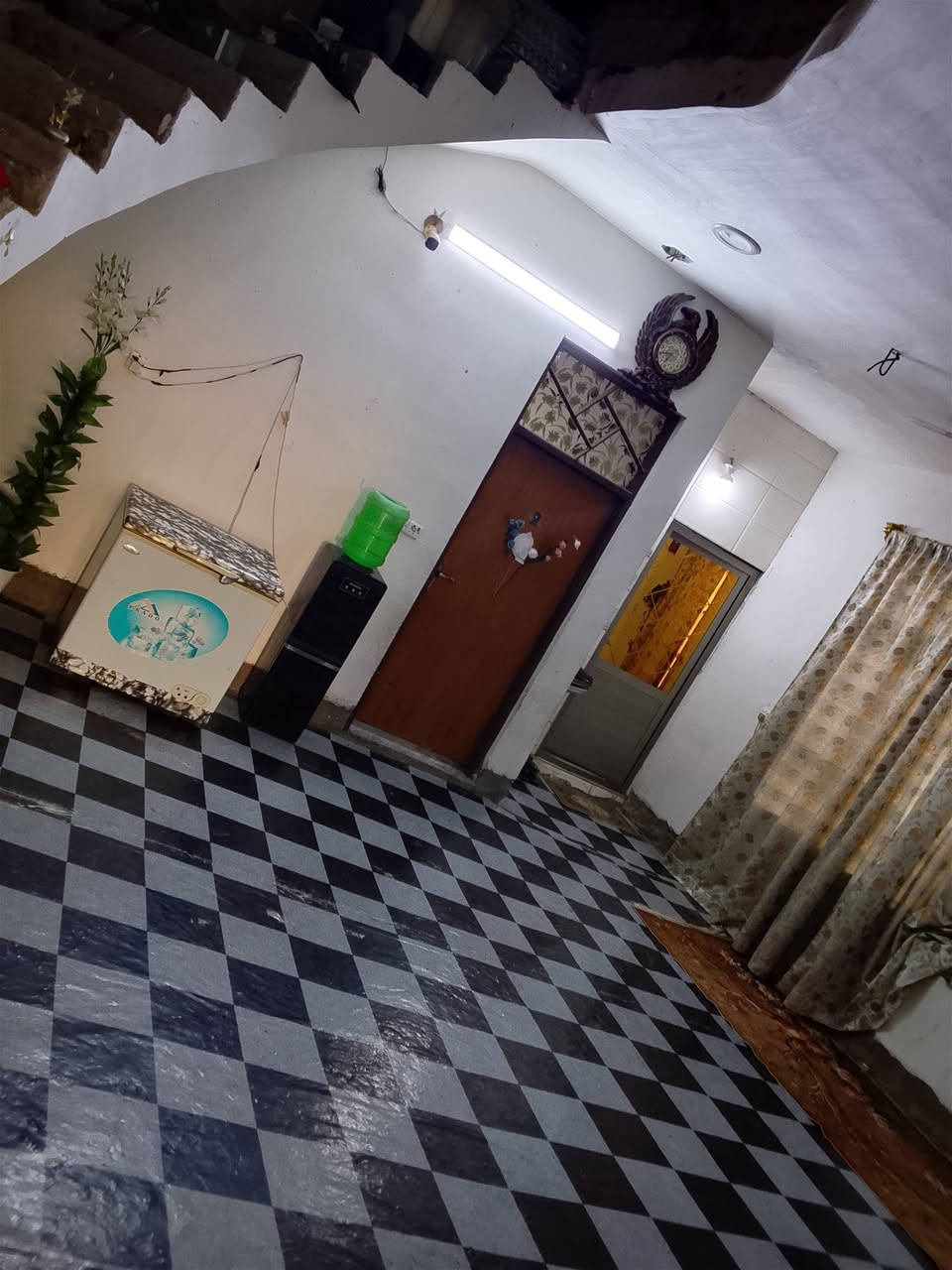 السلام عليكم
دار للبيع المساحه/500/ متر واجه/8 او نص نزال 60/ متر 
يحتوي على استقبال+ مطبخ+ حوالي  وخدمات+ غرفه نوم 
+ حديقه مرتبه. البيت زراعي كامل خدمات ماء كهرباء تبليط بل باب 
العنوان بغداد منطقه الانتصار قرب مرور الحسينيه 
السعر 100/ او بي مجال 
التفاصيل الاتصال على الرقم ***********
