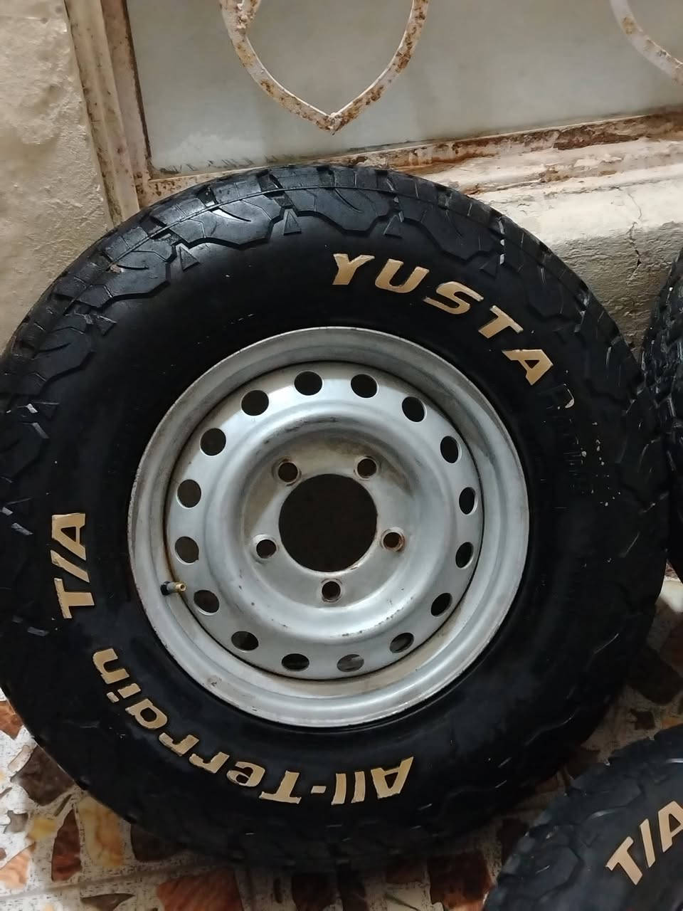 سلام عليكم /تيرات الاندكروز /حجم /16/عل/235/85 تيارات نص عمر بسعر مناسب /رقم الهاتف /***********
