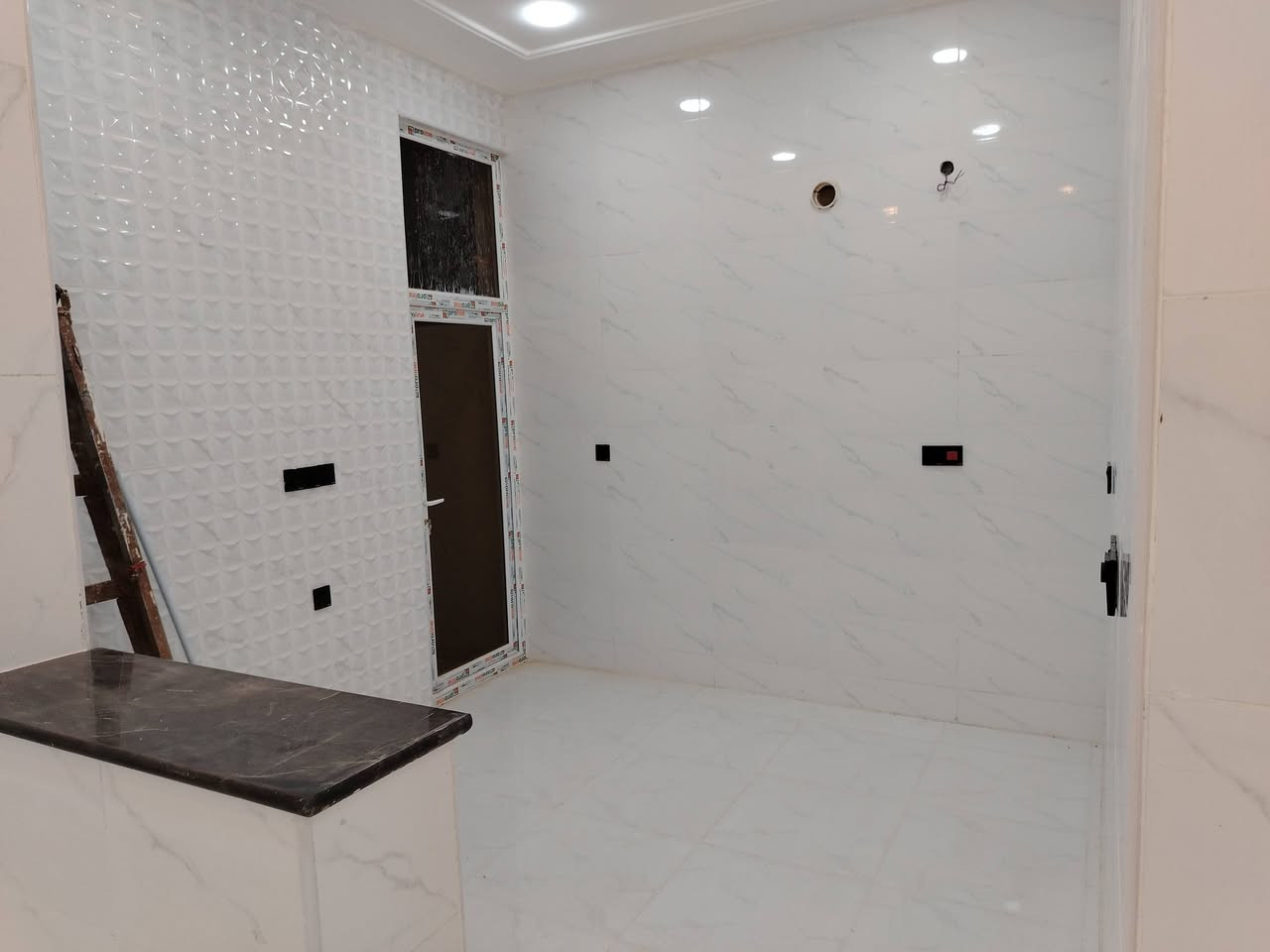 السلام عليكم مشتمل ١٠٠ م للبيع في الخاجية بالخدمات خلف مدرسة النوافل بصف الركن عن شارع 20 طابقين ثلاث غرف نوم بناء جديد محد ساكن بي وبأسمي الاستفسار *********** ☎️
