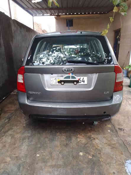سياره كيا رندو للبيع موديل 2009 محرك 2400 أربعة سلندر وارد امريكي كير محرك مكفوله ومضمون مصبوغه حزام كهربائيات شغاله السيارة بأسمي السنويه 2029 السعر 74 وبيه مجال مكاني راوه رقم الهاتف ***********

