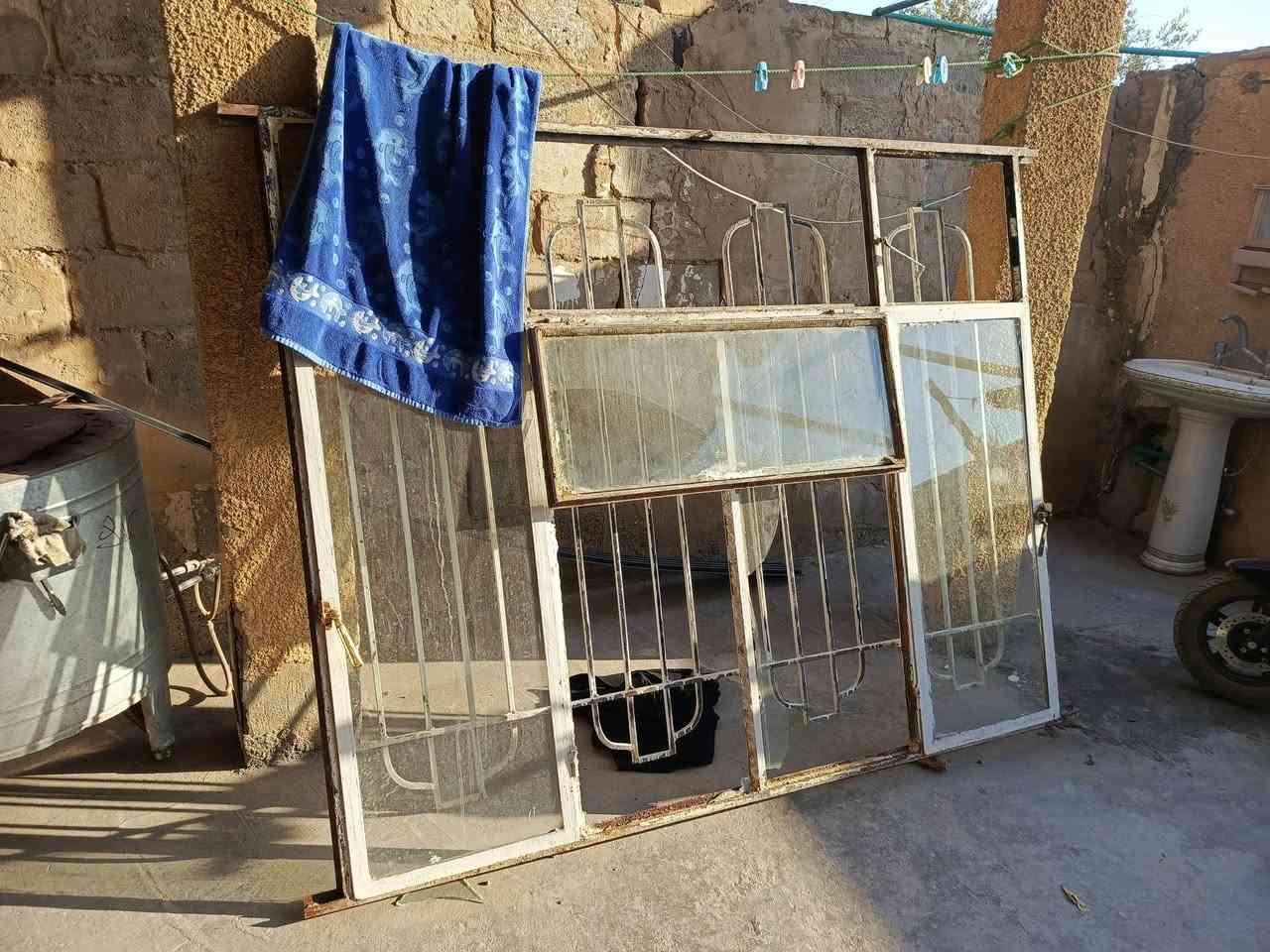 تخم 8مقاعد نضيف مع شباك حديد ثنينهن ب100 الف ***********
