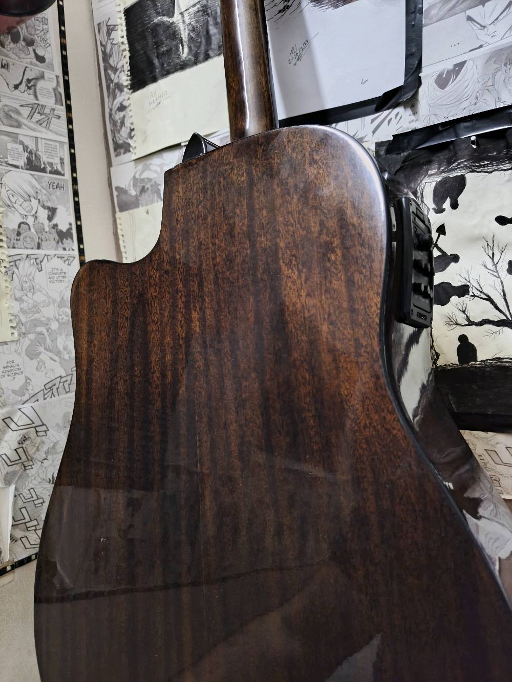 ​🎸 للبيع: جيتار
  acoustic/electric guitar: Fender CD-60SCE 
(شبه جديد) 🎸 استخدام  3 ايام فقط
​لعشاق الصوت النقي والأداء الاحترافي، متوفر الآن جيتار Fender CD-60SCE الأصلي الغني عن التعريف. الجيتار يعتبر من أفضل الخيارات لـ (العازف المبتدئ والمتقدم) بسبب صوته الدافئ وسهولة العزف عليه.
​✨ أهم المواصفات والمميزات:
​خشب طبيعي صلب (Solid Spruce Top): يعطيك رنين صوتي ممتاز وعميق يتطور ويصبح أفضل مع مرور الوقت.
​نظام صوتي (Electro-Acoustic): يحتوي على بيك أب ومضخم صوت داخلي (Fishman preamp) مع تيونر (Tuner) مدمج لوزن الأوتار بدقة وسهولة، وجاهز للتوصيل مباشرة بأي مكبر صوت (Speaker/Amp).
​تصميم مريح (Cutaway): يسهل عليك الوصول للأنغام العالية (Fretboards العميقة) بكل سلاسة.
​رقبة الجيتار (Neck): مصممة بحواف ناعمة مريحة جداً لليد (Easy-to-Play).
​👌 حالة الإله:

​الجيتار بحالة ممتازة جداً (شبه جديد) ونظيف تماماً.
​الصوت جهير، الأوتار ممتازة، والـ Action (ارتفاع الأوتار) موزون ومريح جداً للأصابع.
​📦 الملحقات:
الباكيت الاصلي للجيتار
​حقيبة الكيتار الاصلية من الشركة
كابو اصلي 
ريش عدد اثنين

​💰 السعر: 350 الف
ملاحظة:سعر الجديد 550/600الف
📍 الموقع: بغداد الوزيرية ولا يوجد توصيل
​📞 للتواصل و الاستفسار خاص او واتساب ***********