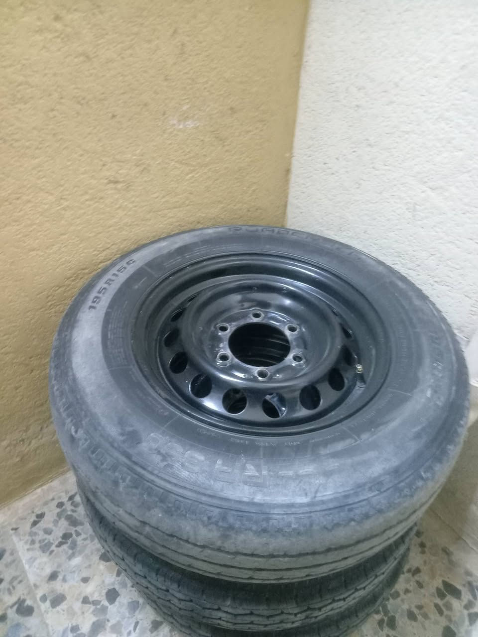 السلام عليكم  ويلات للبيع حجم (15)عدد _4_ مع  تايرات عدد_4_ تايرت زوج جدد وزج نص عمر السعر (200)وبيهن مجال للتواصل الاتصال على الرقم ***********
